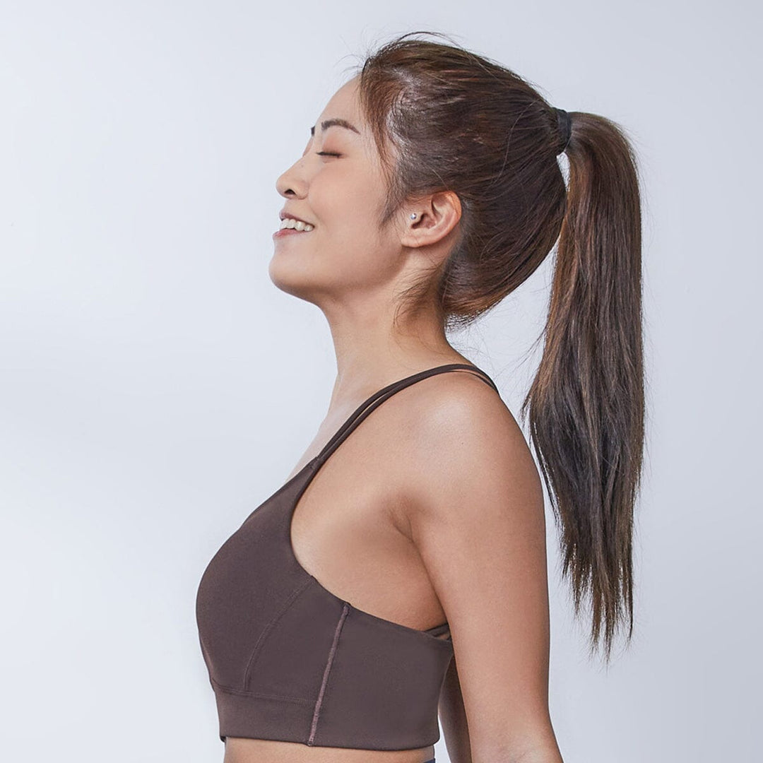 HOW- EFFORTLESS REextraSkin™ Medium Impact Yoga Sports Bra Sports Bra Her own words SPORTS Black Coffee XS 